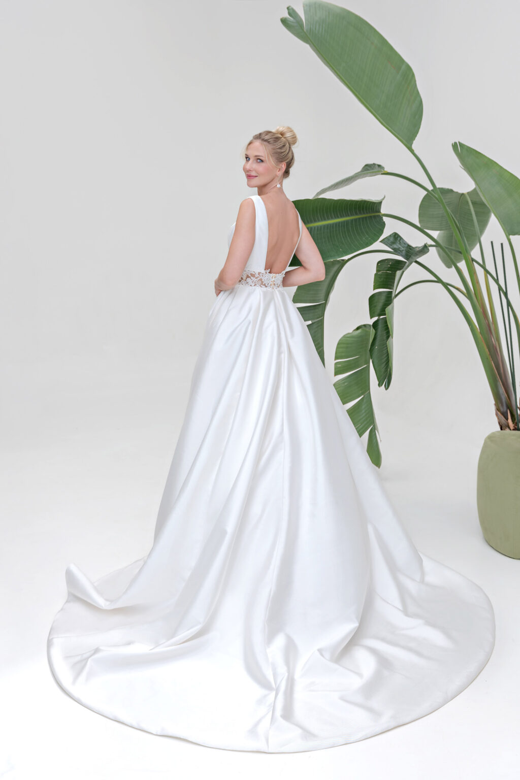 Amera Vera Kollektion 2025 Brautkleid B2501 (3) Juno das Hochzeitshaus Brautmode Meinersen Wolfsburg Gifhorn