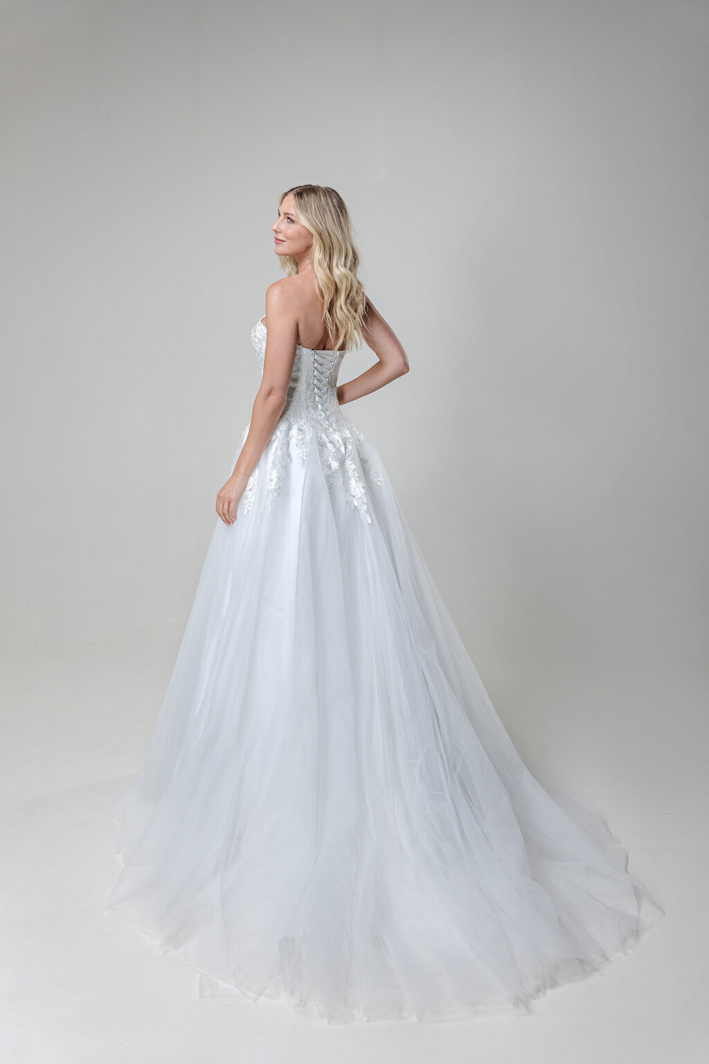 Amera Vera Kollektion 2025 Brautkleid B2542 (3) Juno das Hochzeitshaus Brautmode Meinersen Wolfsburg Gifhorn