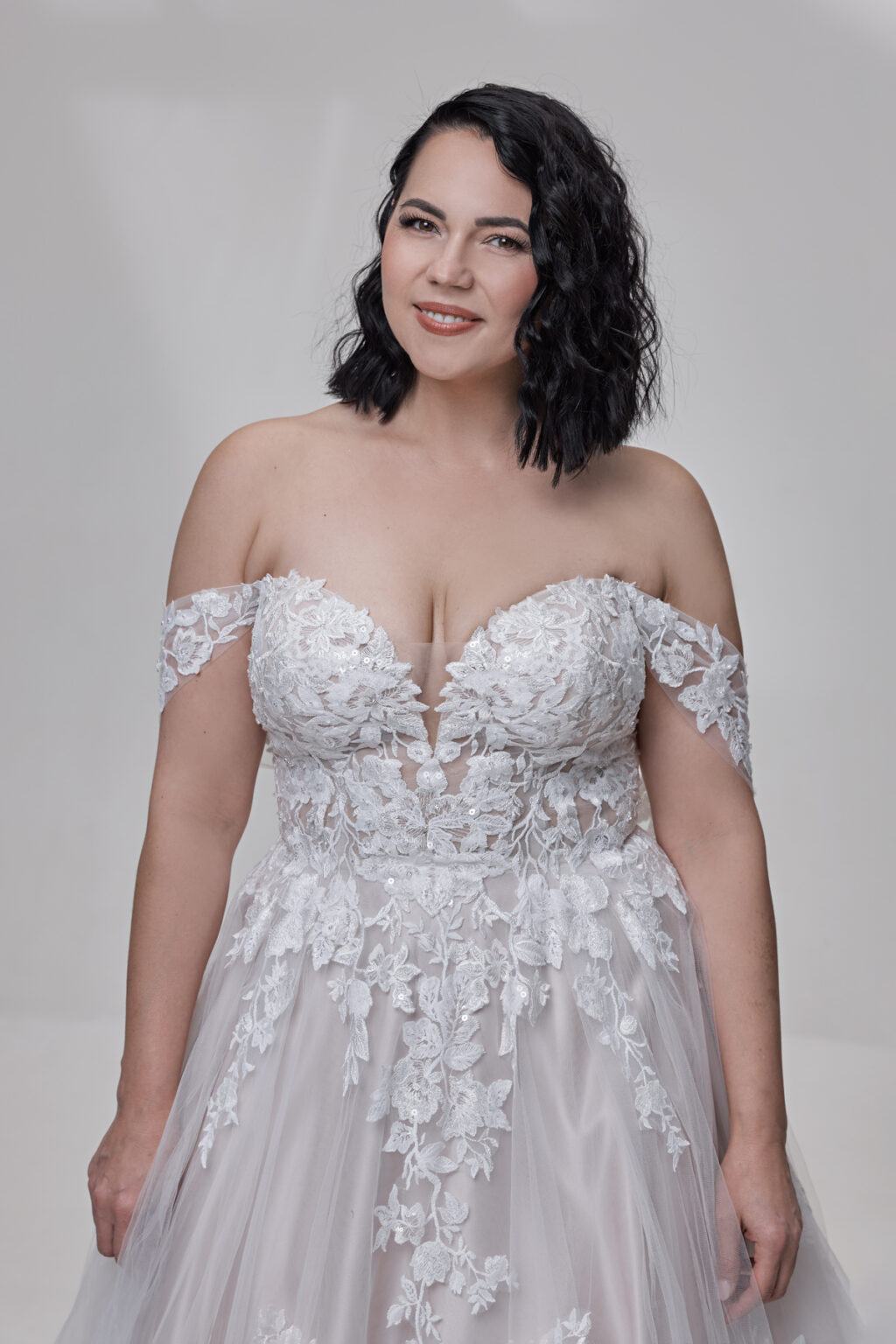 Molly Monroe by Lohrengel Kollektion 2025 Curvy Brautkleid LB507 2 Plus Size Brautkleid Juno das Hochzeitshaus Meinersen bei Braunschweig Wolfsburg